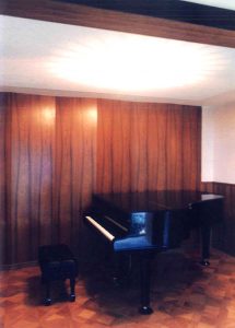 銘木仕上げのピアノ室