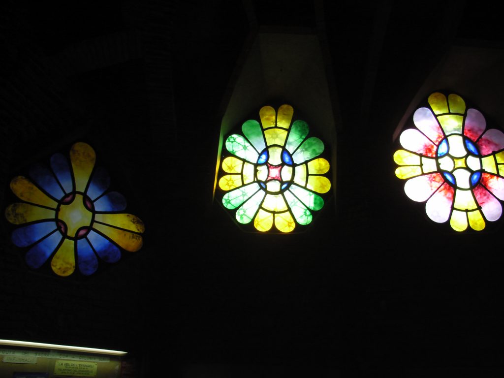 コロニアグエル教会のステンドグラス