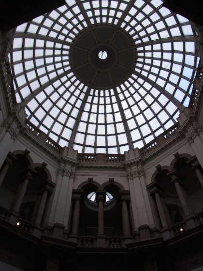 ロンドンのテイトブリテン美術館のドーム天井からは、空を見上げることができる