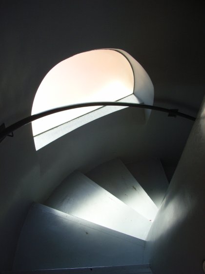 カサバトリョの階段室に落ちた光