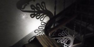 カサミラの階段手摺のライティング