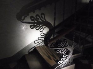カサミラの階段手摺のライティング