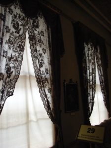 トルコの宮殿の自然光が差す室内のカーテンシルエット。