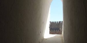 トルコの城塞の壁の穴から空を望む