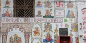 バラナシの街中のヒンヅー寺院の壁面