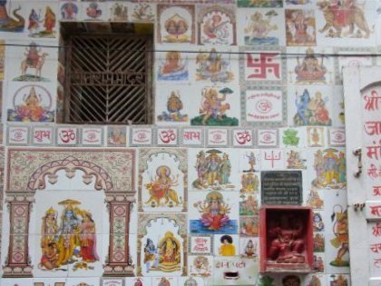 バラナシの寺院の壁面タイル
