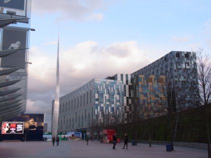ペニンシュラ広場に面したガラス張り建物